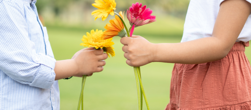 10 Acts of Kindness to Brighten Someone's Day